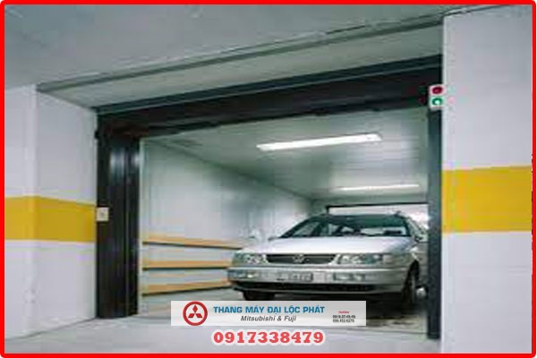 Thang máy tải xe ô tô với cửa mở, sàn chống trượt