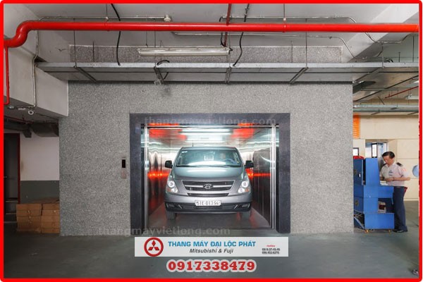 Khách hàng xem xét bản vẽ thang máy tải xe ô tô