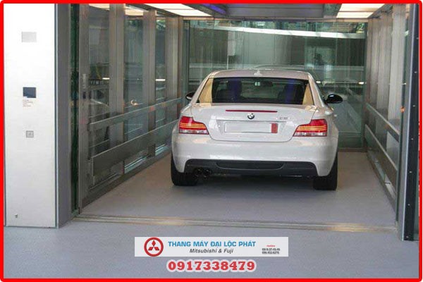 Thang máy tải xe ô tô bên trong một công trình