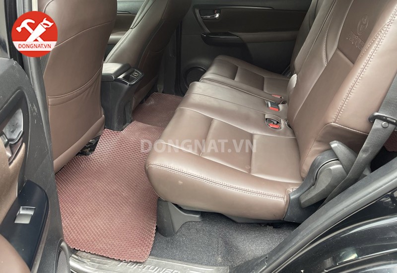 Ghế ô tô đã qua sử dụng được bày bán sau khi tân trang