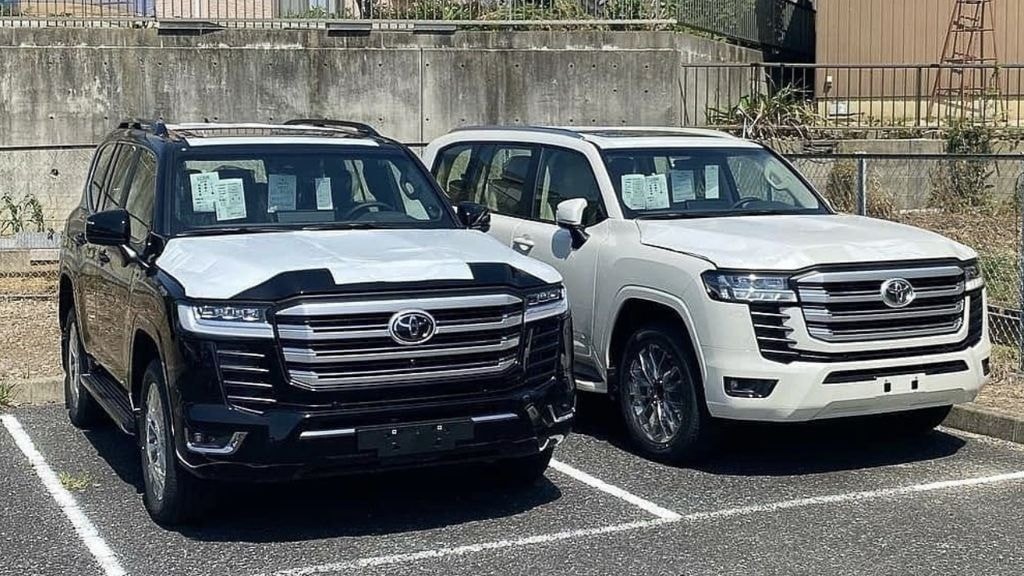Phần đầu xe Toyota Land Cruiser màu đen với lưới tản nhiệt lớn và cụm đèn LED sắc sảo, nhấn mạnh thiết kế mạnh mẽ và sự chú trọng vào an toàn, phản ánh giá xe ô tô Toyota Land Cruiser.