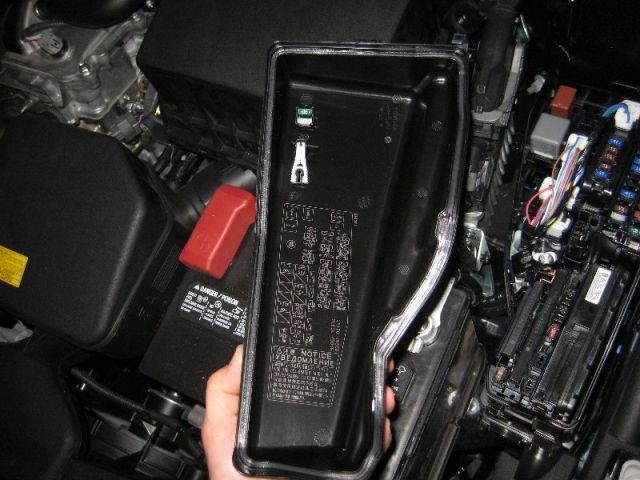 Tháo nắp hộp cầu chì động cơ xe ô tô Camry 2012