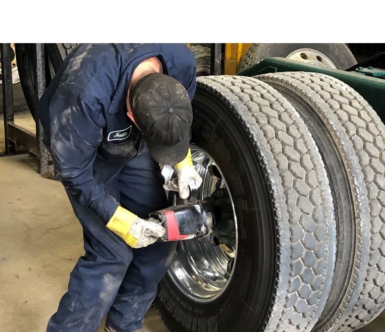 Hướng dẫn đặt kích đúng vị trí để thay lốp xe ô tô tải