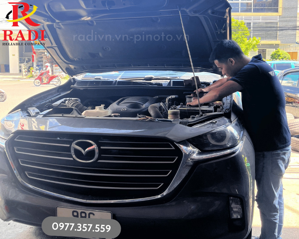 Thay bình ắc quy xe Mazda BT-50