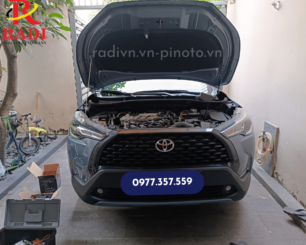 Thay bình ắc quy xe Toyota Corolla Cross