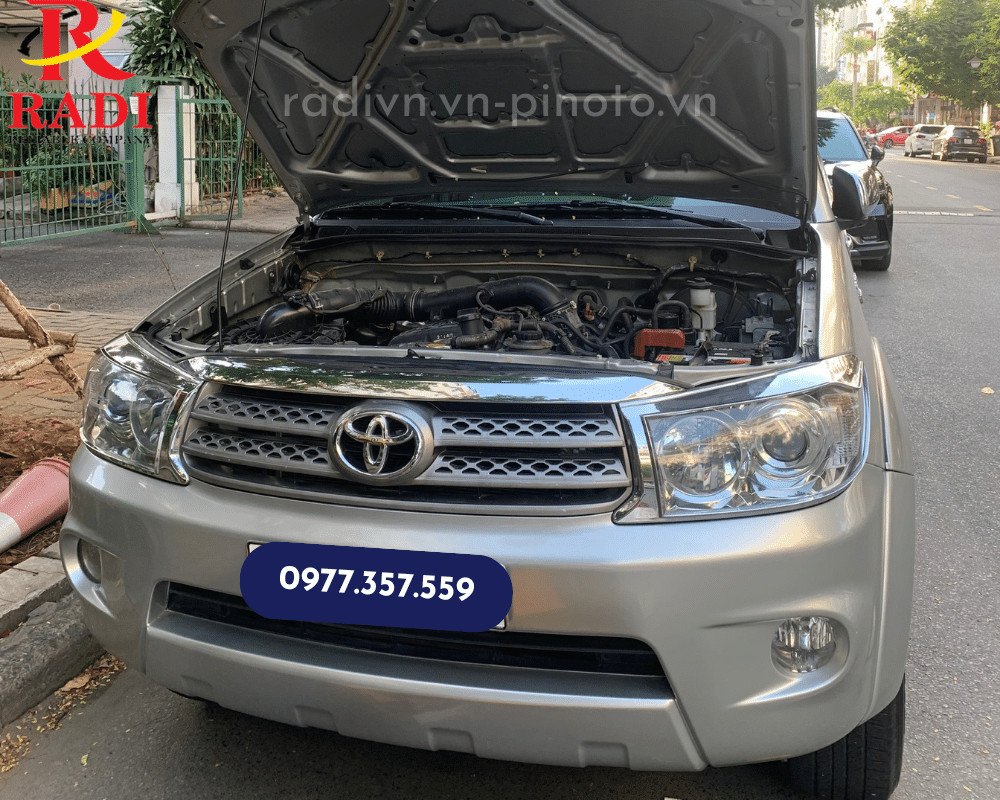 Thay bình ắc quy xe Toyota Fortuner