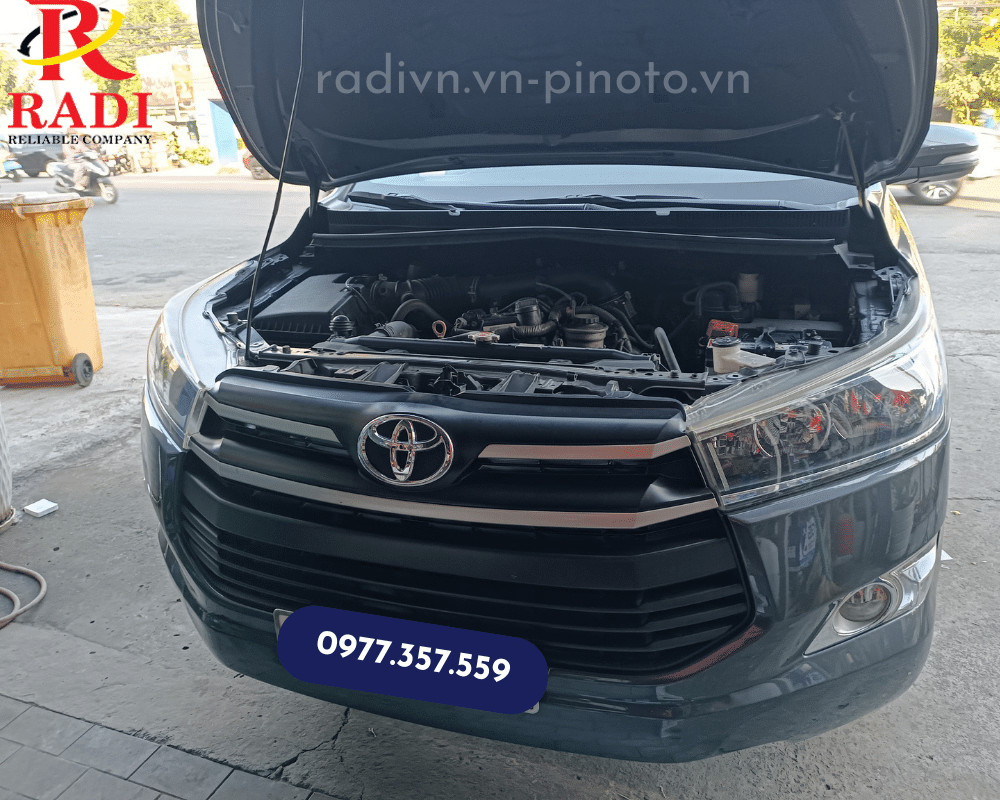 Thay bình ắc quy xe Toyota Innova