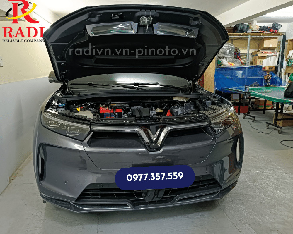 Thay bình ắc quy xe Vinfast VF8