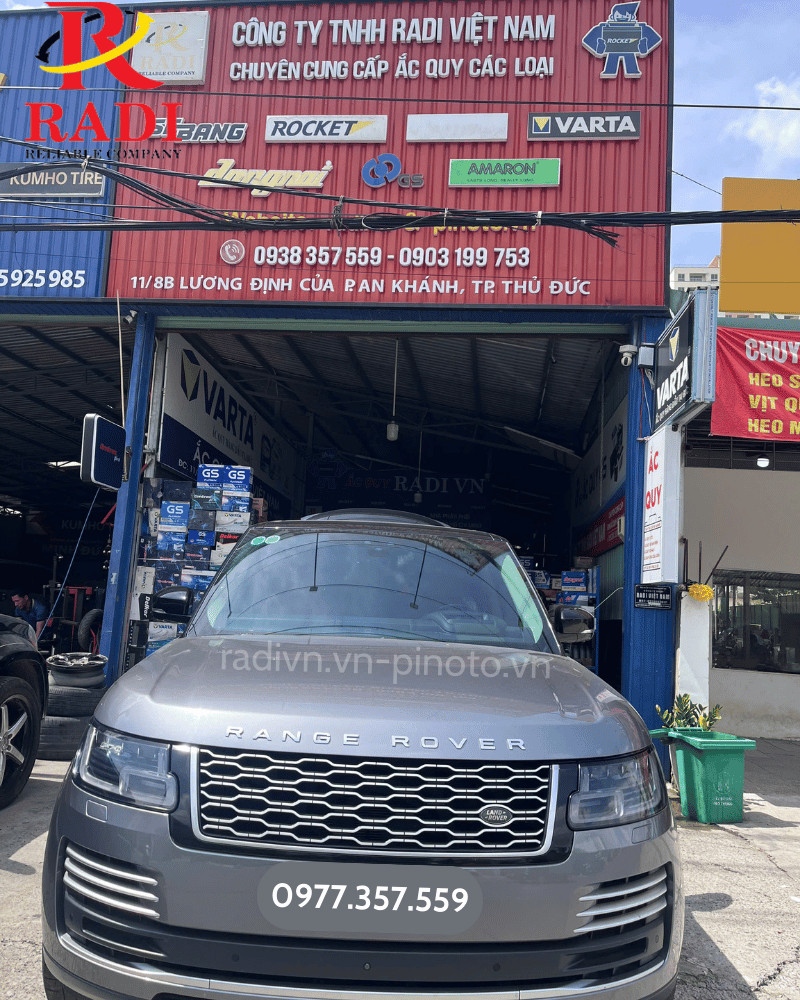 Thay bình ắc quy xe Range Rover