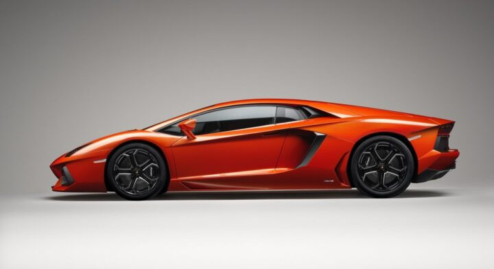 Thiết kế mạnh mẽ và đường nét khí động học của Lamborghini Aventador, một siêu xe ô tô đẹp nhất thế giới HD