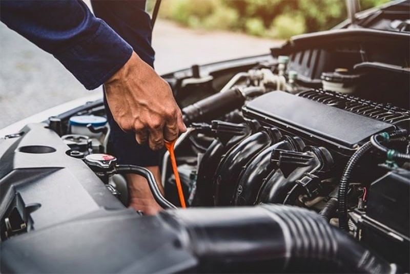 Một phần động cơ diesel với các chi tiết kim loại