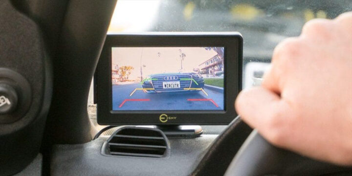 Camera lùi hỗ trợ tầm nhìn phía sau, giúp người lái dễ dàng đỗ xe an toàn