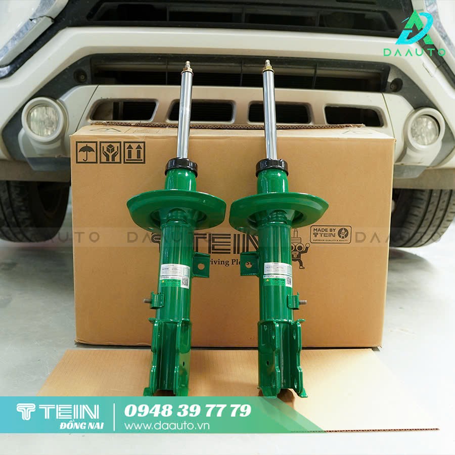 Kỹ thuật viên đang thi công lắp đặt phuộc Tein cho xe ô tô, chi phí này thêm vào giá xe ô tô Toyota Highlander khi nâng cấp.