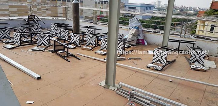 Bàn ghế ngoài trời tại showroom trưng bày xe ô tô