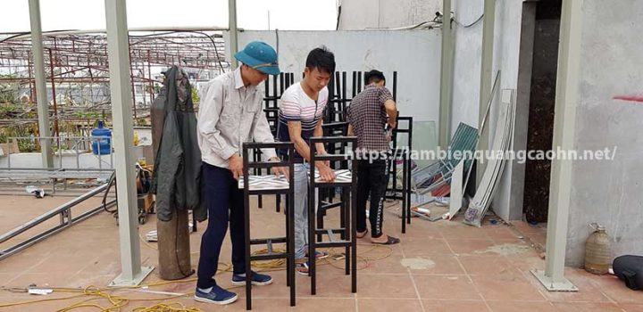 Bàn cafe làm từ lốp xe và ghế đá tại showroom xe ô tô