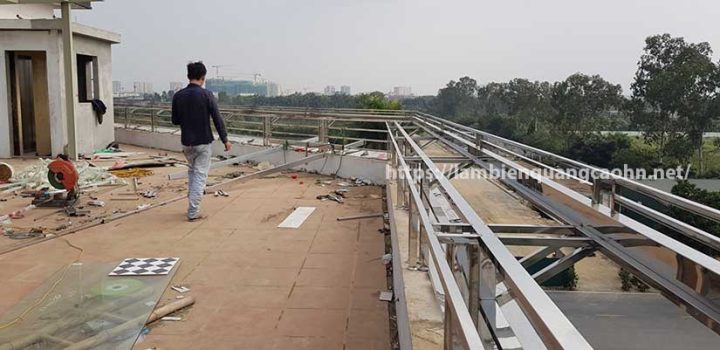 Chi tiết ốp đá mặt tiền thang máy showroom trưng bày xe ô tô