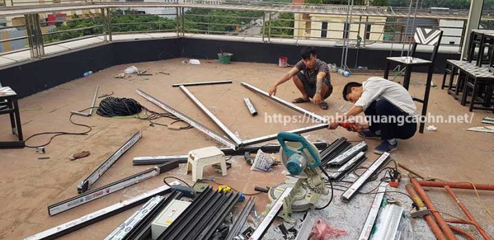 Cửa kính trượt hiện đại trong showroom trưng bày xe ô tô