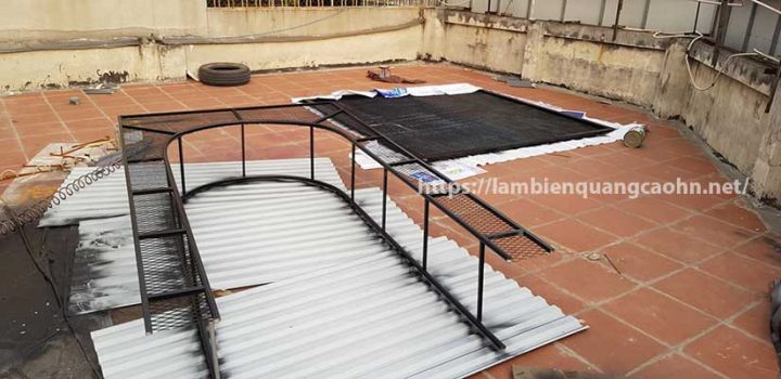Trang trí độc đáo với khung sắt và cây xanh tại showroom trưng bày xe ô tô