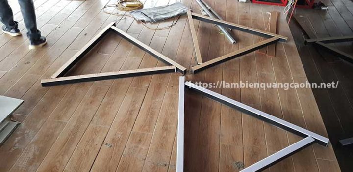 Hệ thống đèn chiếu điểm và trần đen showroom trưng bày xe ô tô