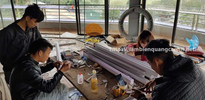 Chi tiết đèn trang trí hình tam giác trong showroom xe ô tô