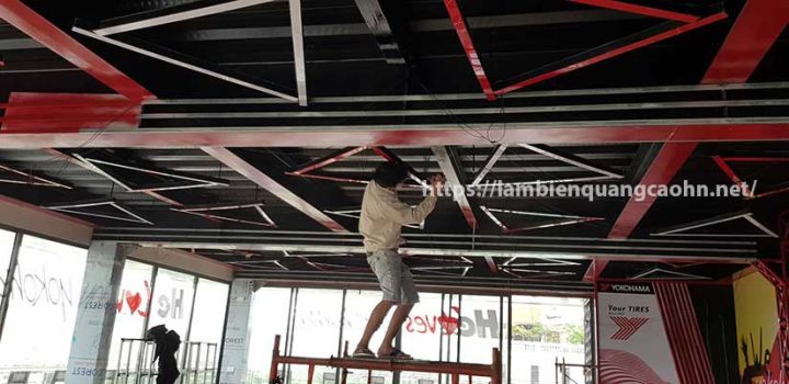 Đèn trần dạng ống và ốp cột alu showroom trưng bày xe ô tô