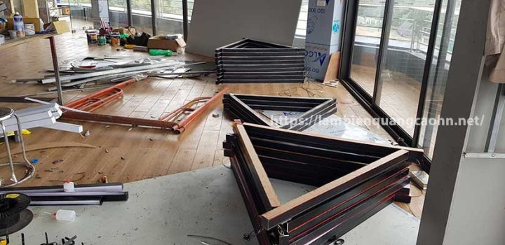 Góc nhìn từ dưới lên trần và đèn showroom trưng bày xe ô tô