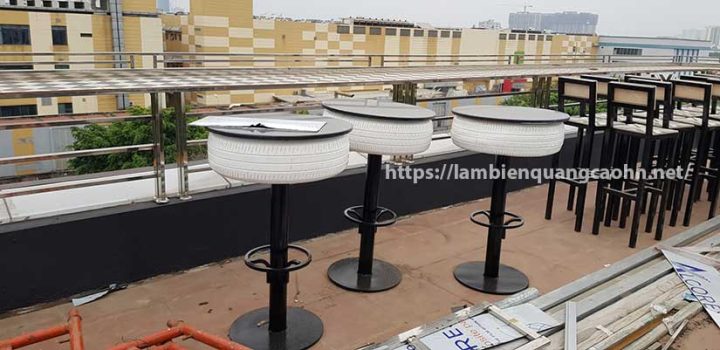 Không gian lounge trong showroom trưng bày xe ô tô