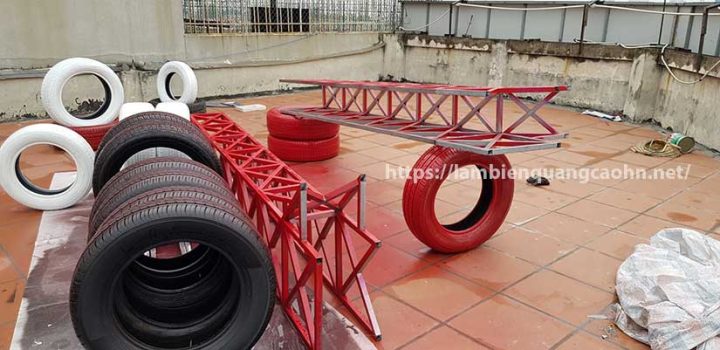 Khu vực tiếp khách với bàn ghế hiện đại tại showroom trưng bày xe ô tô