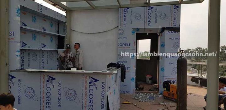 Góc nhìn từ quầy bar ra khu vực ngồi showroom trưng bày xe ô tô