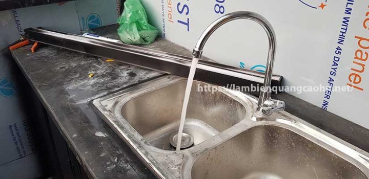 Hệ thống dây điện và ống dẫn trần showroom trưng bày xe ô tô