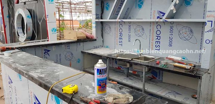 Chi tiết quầy bar bằng đá granite và vật liệu ngoài trời tại showroom xe ô tô