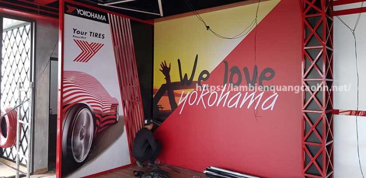 Backdrop dạng lưới kim loại tại showroom trưng bày xe ô tô