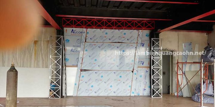 Backdrop phía sau quầy bar tại showroom trưng bày xe ô tô