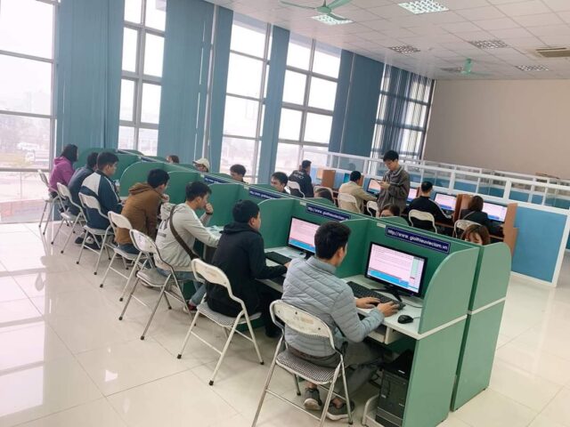 Người lái xe ô tô đang thực hiện bài thi lý thuyết, minh họa cấu trúc đề thi lý thuyết lái xe ô tô mới