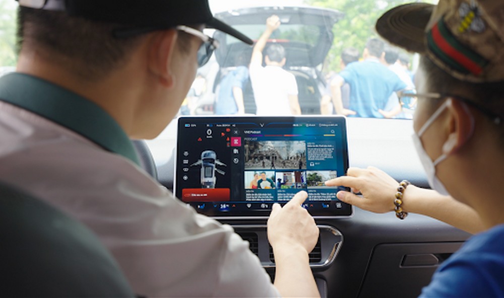 Khoang lái của xe ô tô SUV mới VinFast VF 8 với màn hình giải trí trung tâm lớn và sang trọng
