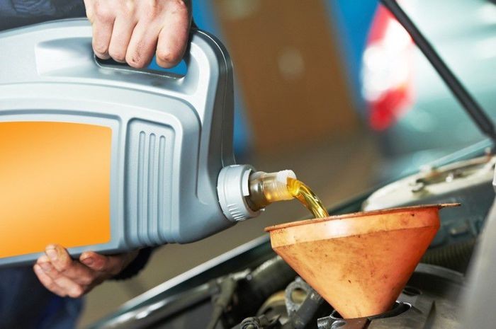 Kiểm tra mức dầu nhớt động cơ bằng que thăm dầu để đảm bảo thông số nhớt tối ưu