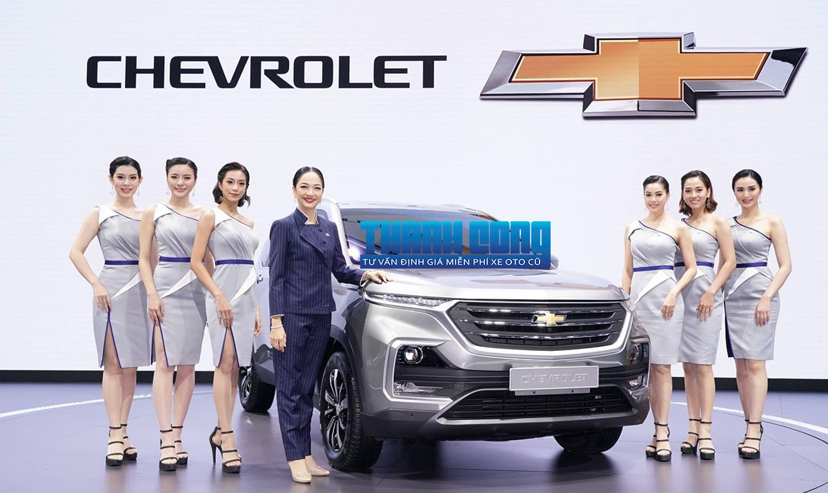 Một chiếc xe ô tô Chevrolet Cruze cũ đang được kiểm tra kỹ lưỡng trước khi mua bán, minh họa quy trình đánh giá xe đã qua sử dụng.