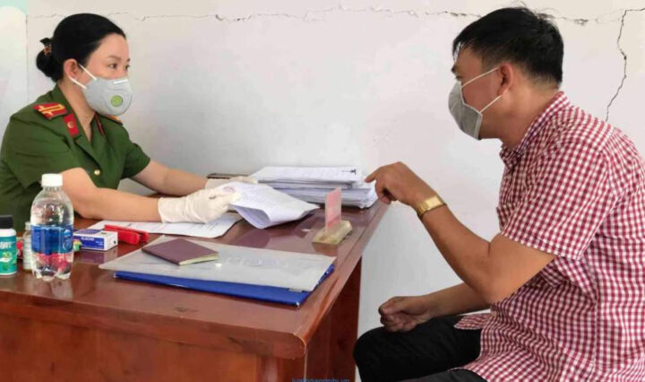 Nộp hồ sơ đổi biển số dài xe ô tô tại Phòng Cảnh sát Giao thông