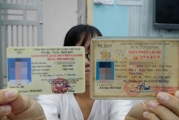 Một chiếc xe ô tô đang di chuyển trên đường, nhắc nhở về việc cần duy trì giấy phép lái xe hợp lệ sau khi gia hạn bằng lái xe ô tô.