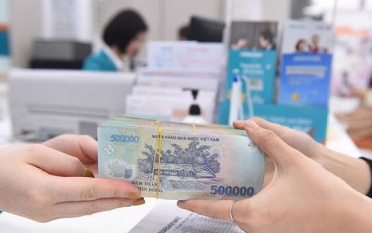 Bảng tổng hợp các loại lệ phí khi thực hiện thủ tục sang tên xe ô tô, bao gồm phí trước bạ và phí đổi biển số.