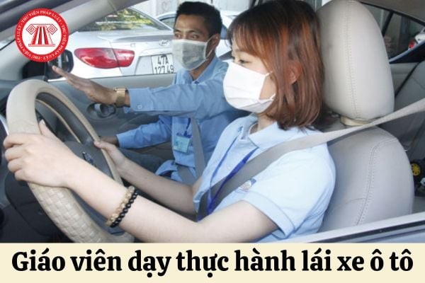 Giáo viên dạy thực hành lái xe ô tô đang hướng dẫn học viên trên xe tập lái