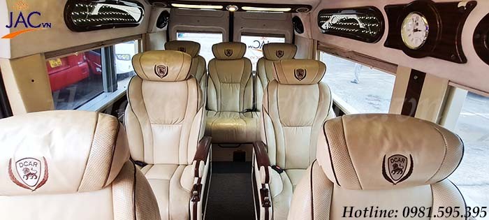 Nội thất xe Dcar Limousine 10 chỗ với ghế ngồi rộng rãi, tiện nghi cho chuyến đi an toàn