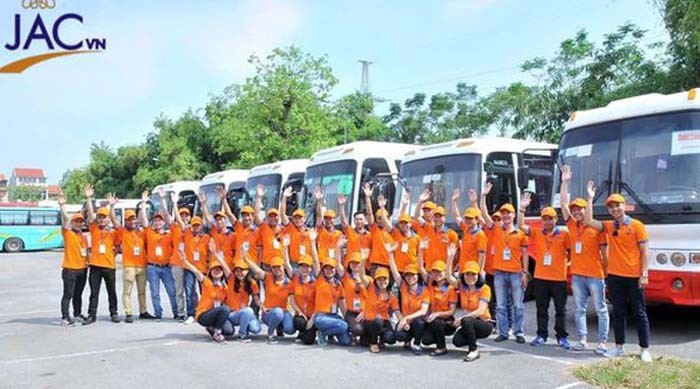 Đội ngũ lái xe và nhân viên chuyên nghiệp của JAC, đảm bảo chất lượng dịch vụ khi thuê xe ô tô 16 chỗ tại Hà Nội
