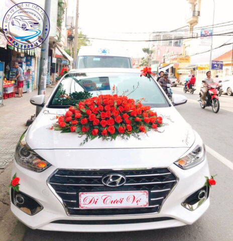 Mẫu xe Hyundai Accent được trang trí hoa cưới, phù hợp cho dịch vụ thuê xe ô tô cưới