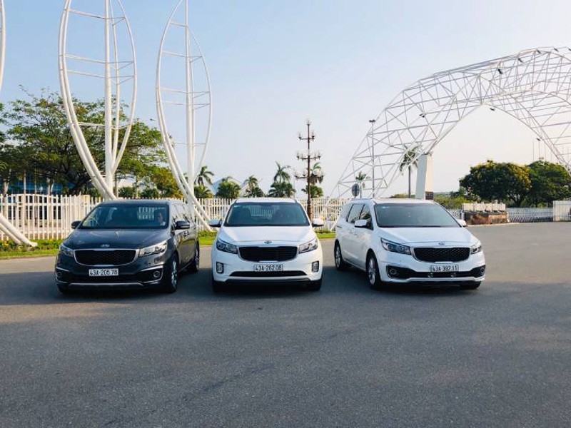 Xe ô tô tự lái di chuyển trên con đường ven biển Phú Quốc, minh họa trải nghiệm thuê xe ô tô Phú Quốc thuận tiện.