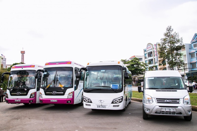 Đội xe đa dạng tại các đơn vị cho thuê xe ô tô Phú Quốc, sẵn sàng phục vụ du khách.