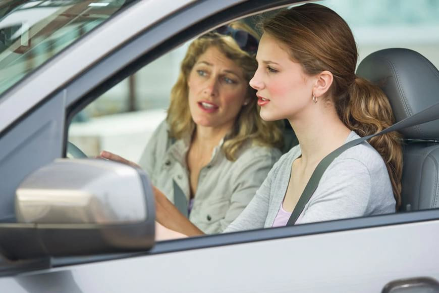 Giáo viên hướng dẫn học viên thuê xe ô tô tập lái tại sân tập.