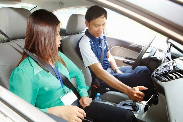 Tập lái xe ô tô thực tế trên đường phố khi thuê xe ô tô tập lái.