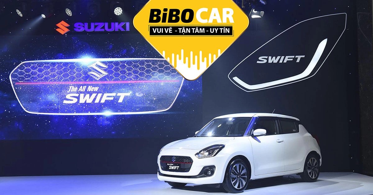Người bán xe ô tô Suzuki cũ đang ký hợp đồng