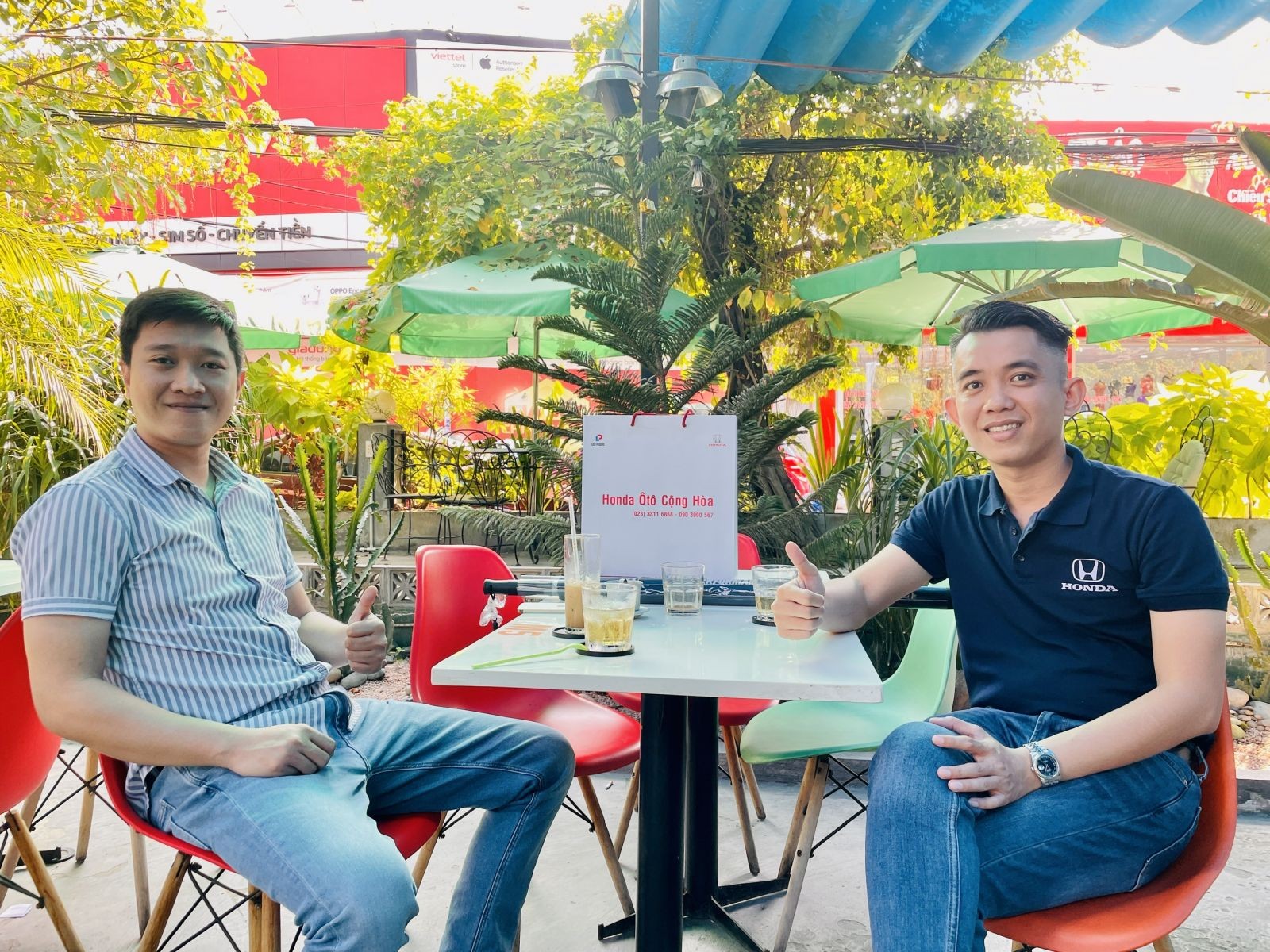 Tư vấn viên nhiệt tình hỗ trợ khách hàng tham gia sự kiện